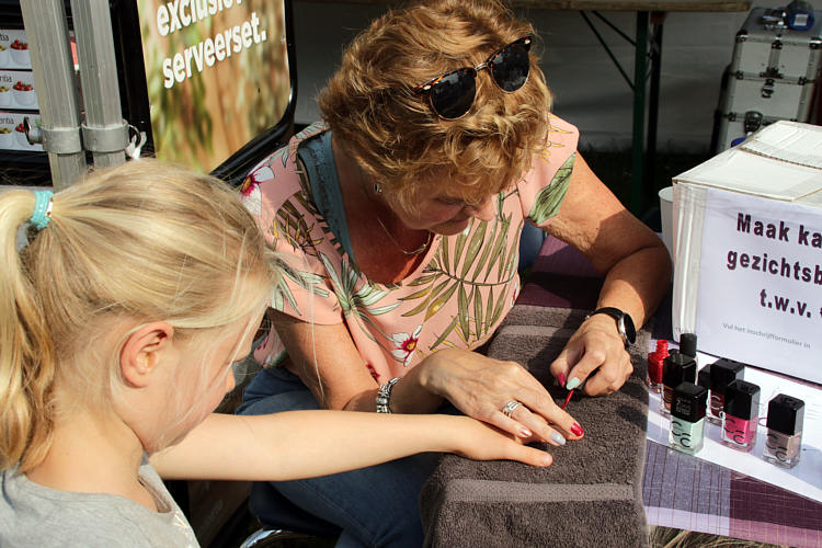 9-6-2018 - Proeverij in zomersfeer door de PLUS in Waarder_41
